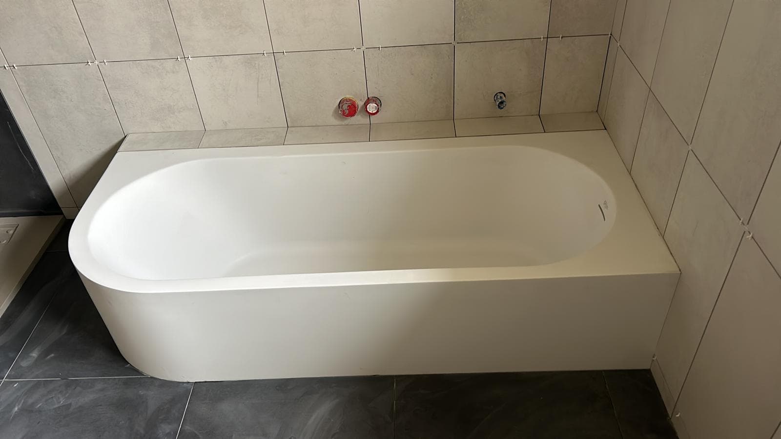 Douche italienne en carrelage anthracite